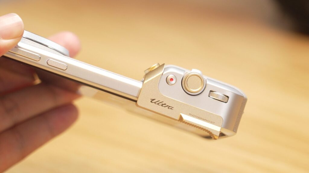 最強カメラスマホ Xiaomi 15 Ultra につけたい、ゴールドグレー版