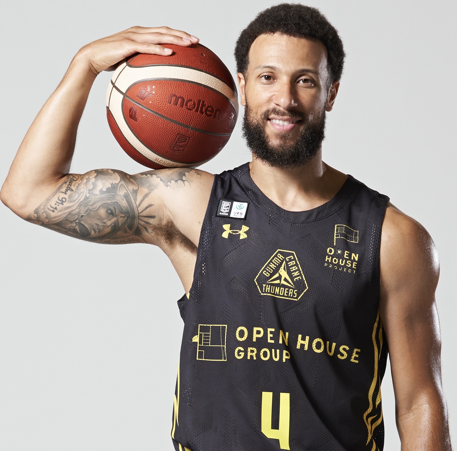 4 トレイ・ジョーンズ選手】直筆サイン入りレプリカユニフォーム