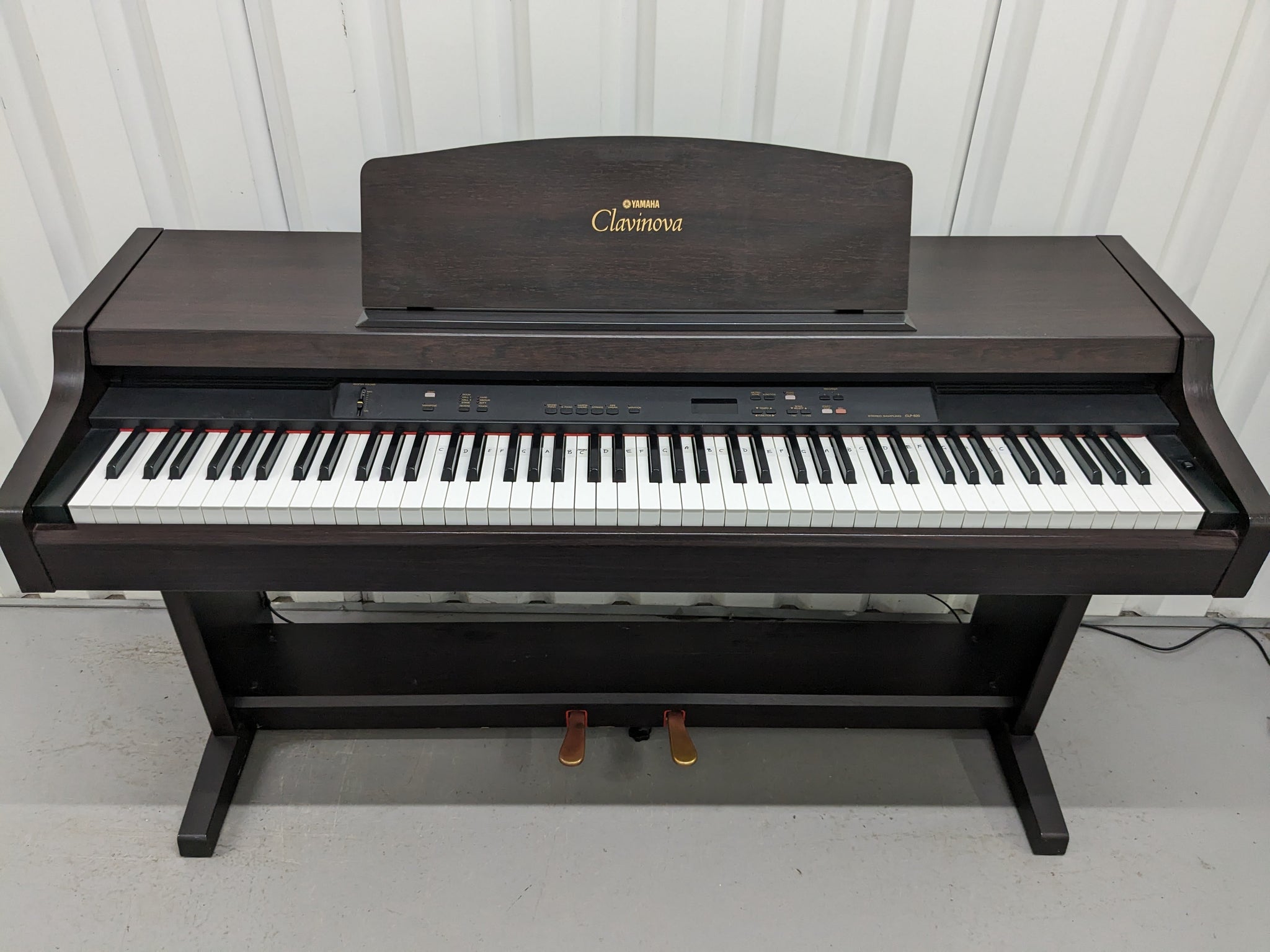 Yamaha Clavinova CLP-820 Digital Piano in dark rosewood stock nr