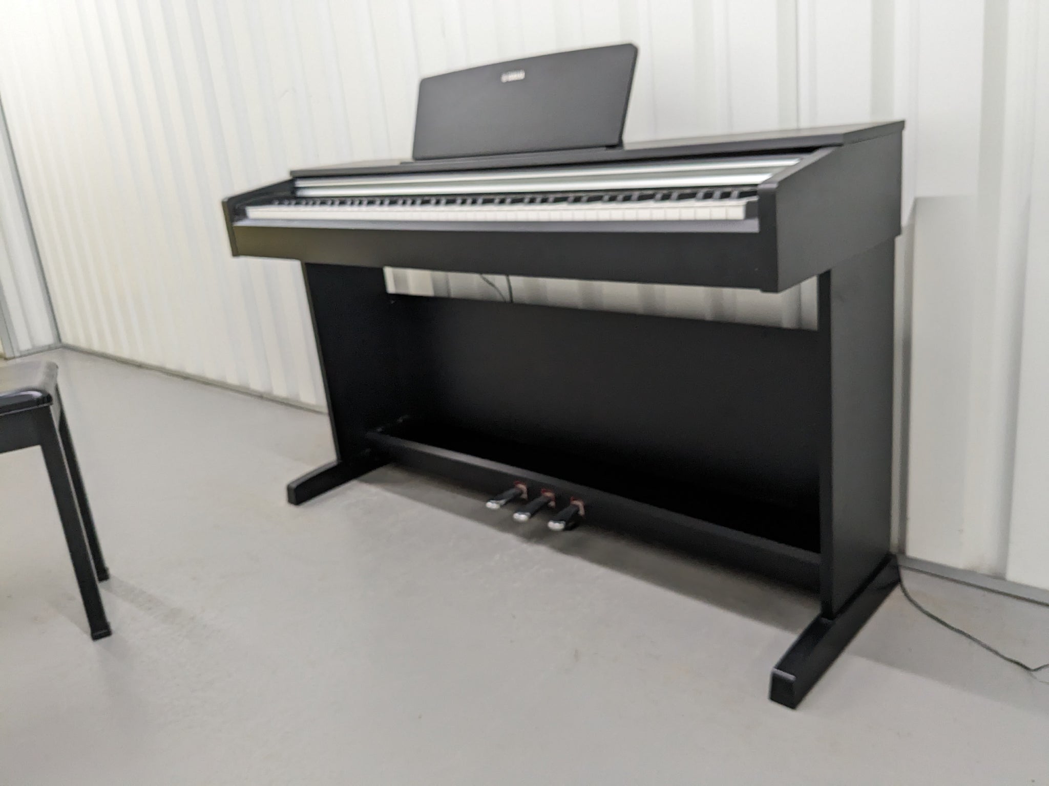 Yamaha Arius YDP-142 Digital Piano and stool in satin black Stock