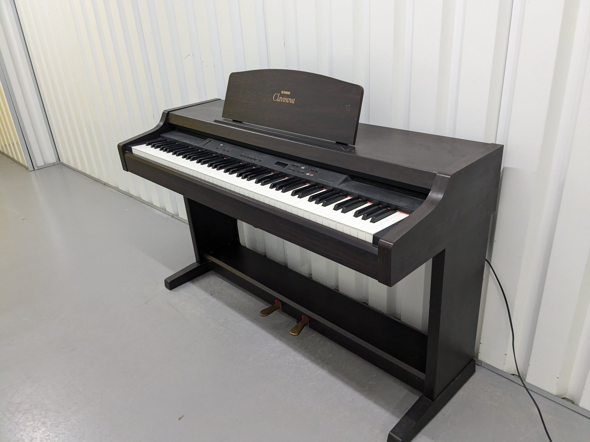 Yamaha Clavinova CLP-820 Digital Piano in dark rosewood stock nr