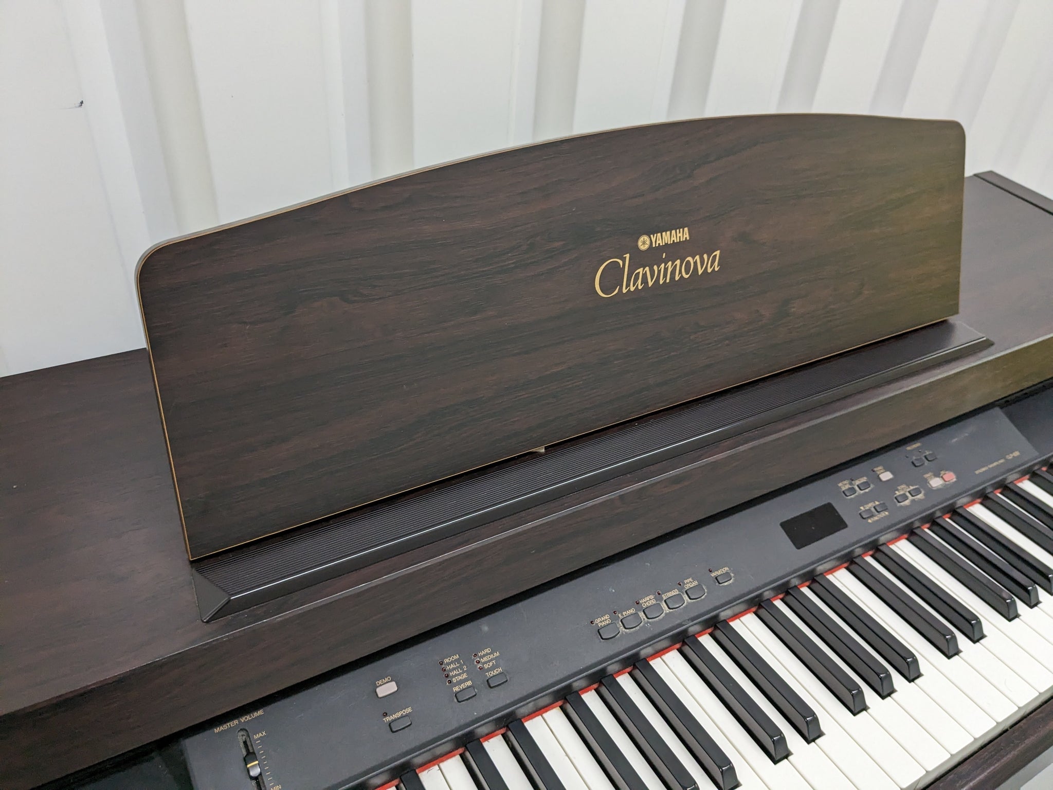 Yamaha Clavinova CLP-820 Digital Piano in dark rosewood stock nr