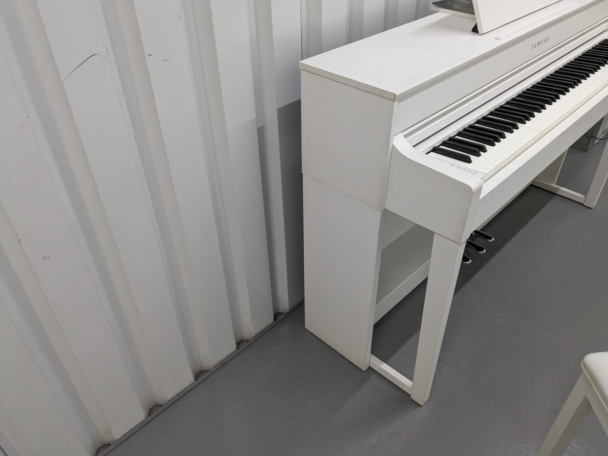 Yamaha Clavinova CLP-535 digital piano and stool in satin white