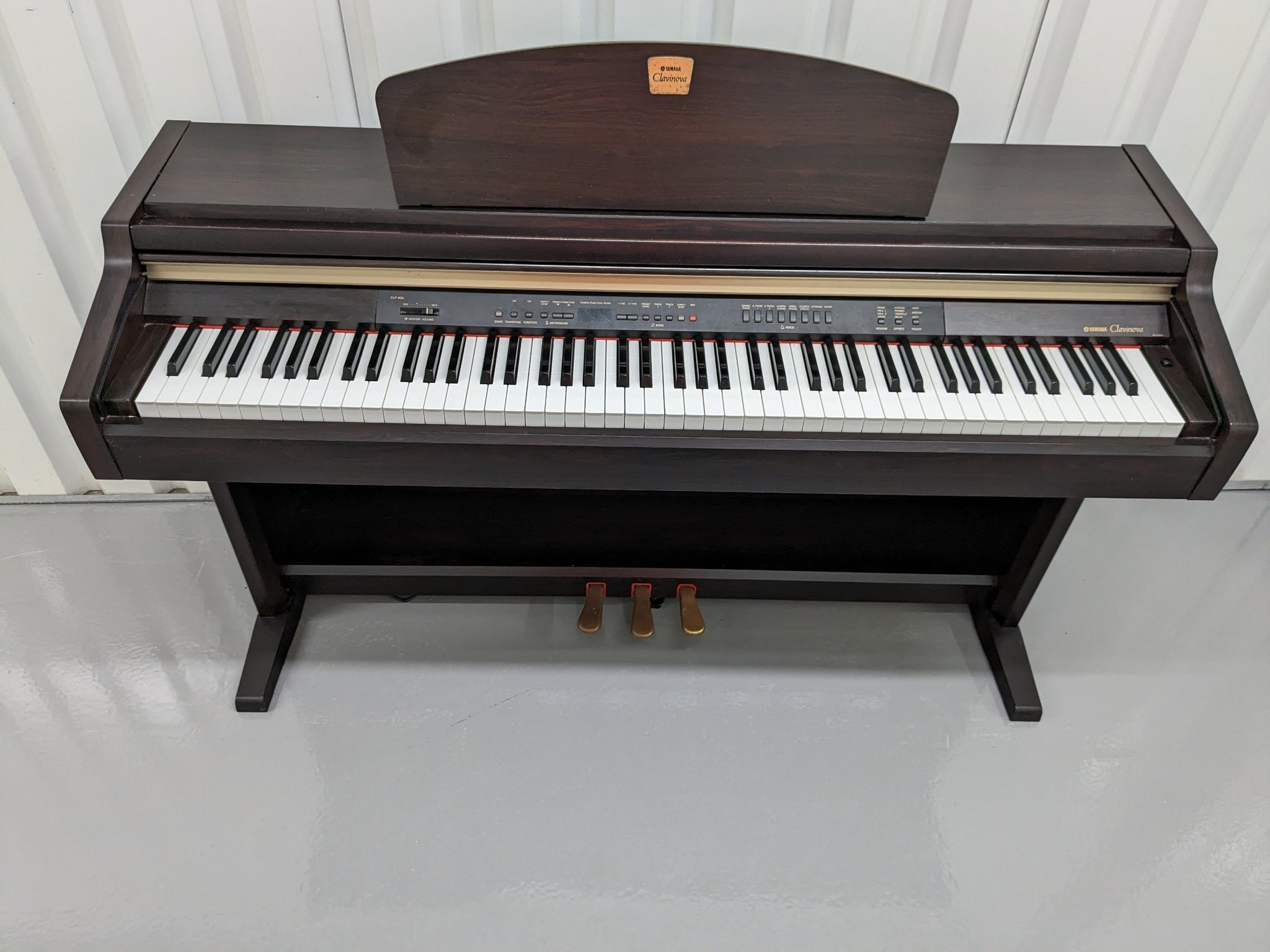 Yamaha Clavinova CLP-930 Digital Piano in dark rosewood stock