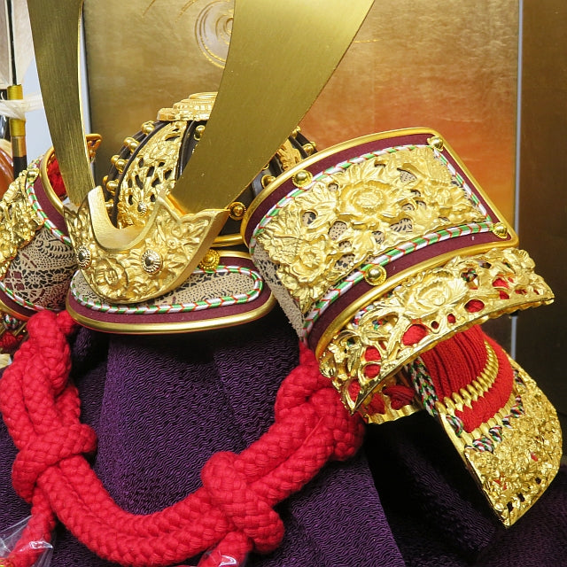 純金箔押大鍬兜 10号 正絹赤糸縅 会津塗双龍収納飾 – スガ人形店