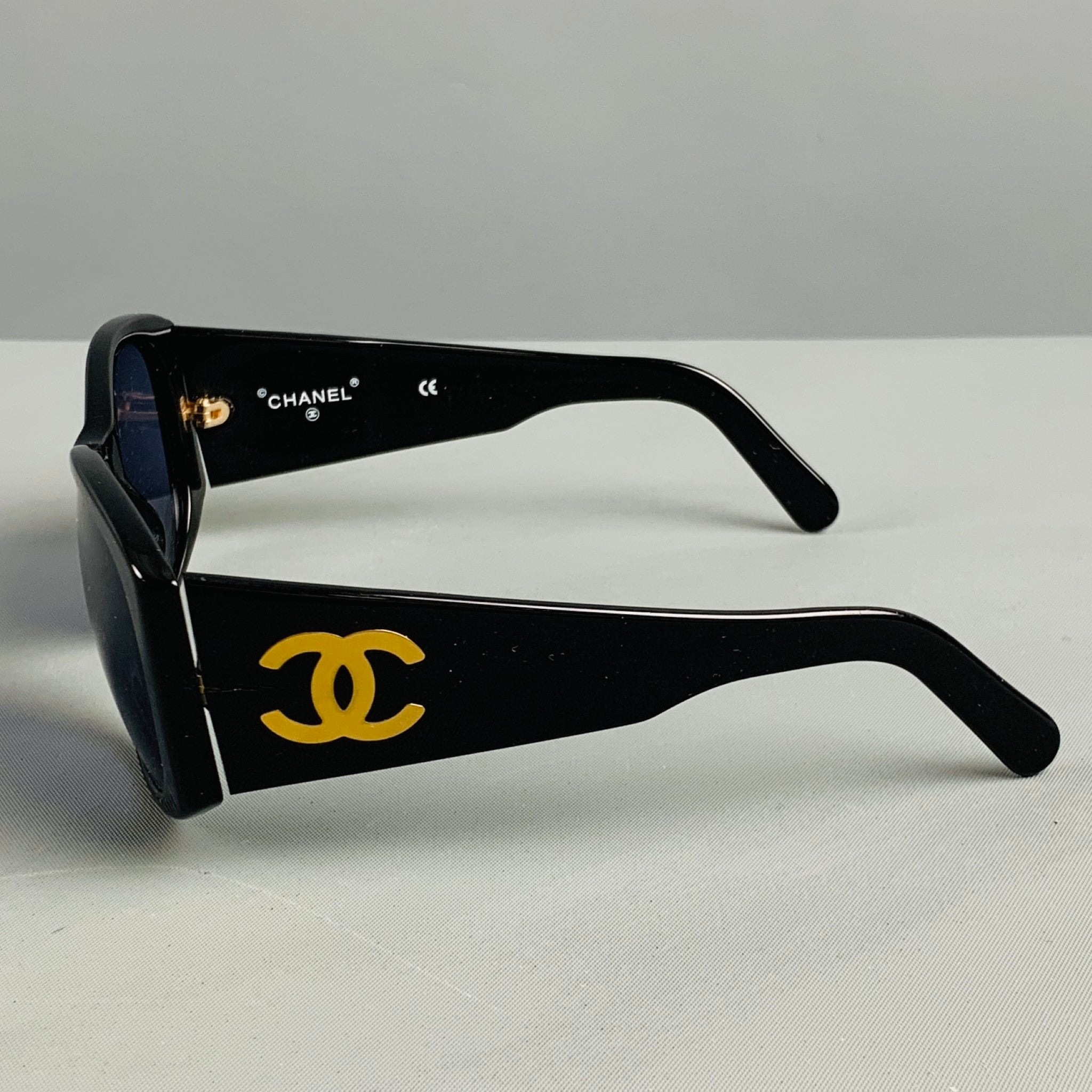 CHANEL Black Gold Logo Acetate Sunglasses – Sui Generis Designer