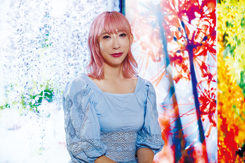 写真家・映画監督として活躍する、蜷川実花の表現の鮮烈な儚さ