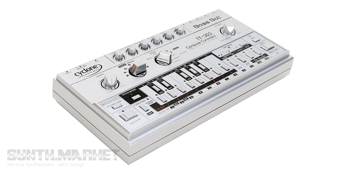 Cyclone Analogic Bass Bot TT-303: Bass Synthesizer