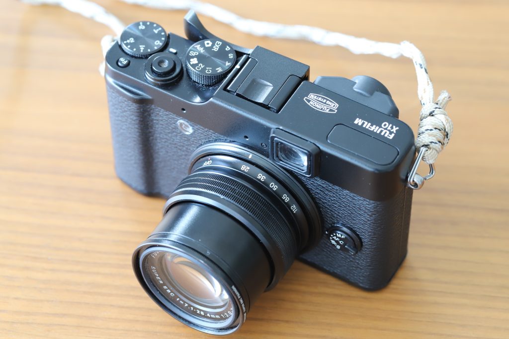 FUJIFILM X10 レビュー｜12年前のズームできるおしゃれコンパクト